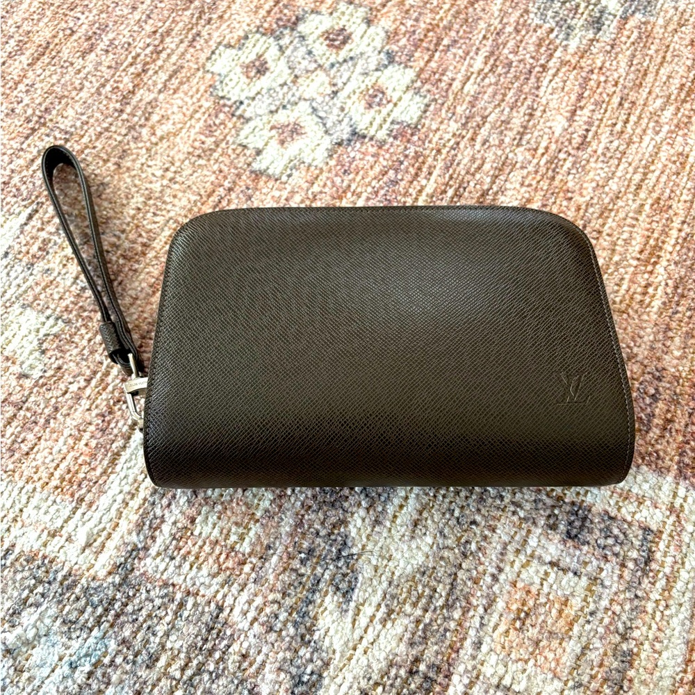Louis Vuitton Taiga Baikal Pochette Grizzli